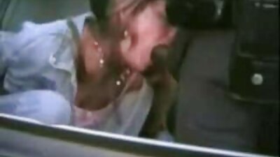 ນັກສມັກເລ່ນ busty ທີ່ມີ pussy ໃກ້ຊິດໄດ້ຖືກເຈາະເຂົ້າໄປໃນ cunt ຂອງນາງ